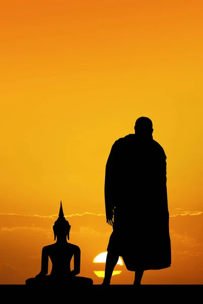 僧侣佛教徒为佛陀祈祷 — 图库照片