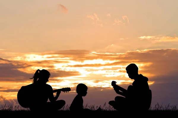Άντρας Και Γυναίκα Παίζουν Κιθάρα Και Τραγουδούν Στο Ηλιοβασίλεμα — Φωτογραφία Αρχείου