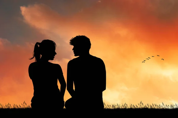 日没時にお互いを見ている恋人のカップル — ストック写真
