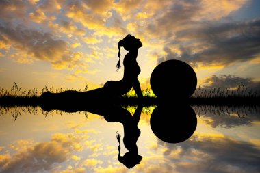 kız doğada topu ile pilates yok