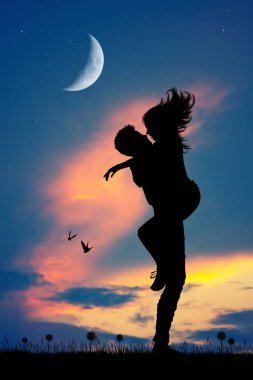 Aşıklar öpüşürken gösteren resim