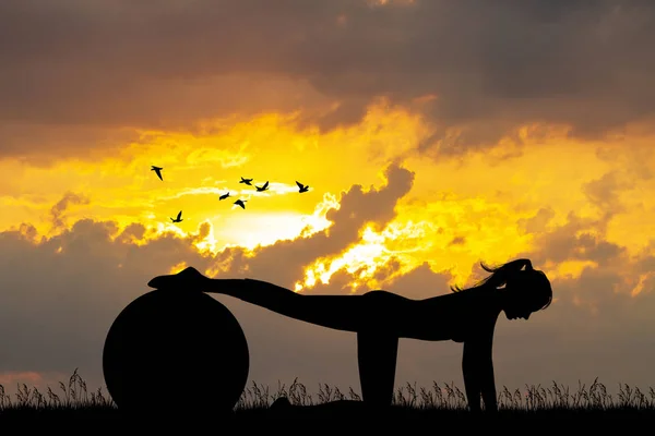 Pilates Siluetu Při Západu Slunce — Stock fotografie