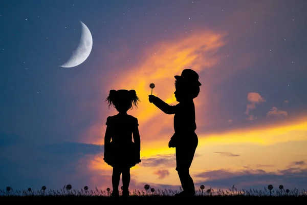 Παιδί Δίνει Μια Πικραλίδα Στο Μικρό Κορίτσι — Φωτογραφία Αρχείου