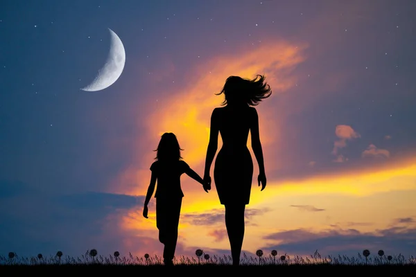 Mãe Caminha Com Sua Filha Pôr Sol — Fotografia de Stock