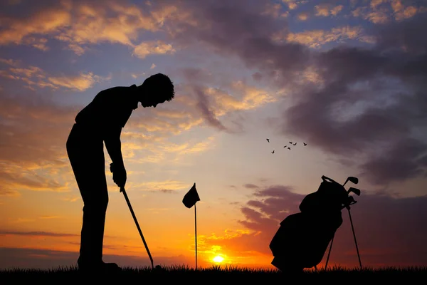 人玩高尔夫在日落 — 图库照片