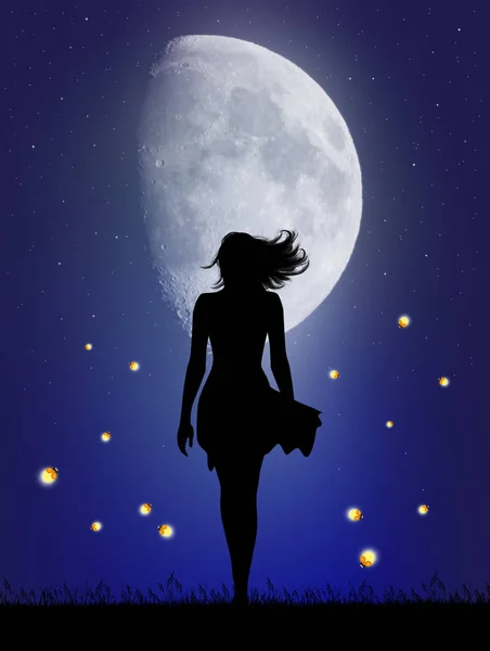 女人在月光下与萤火虫一起行走 — 图库照片
