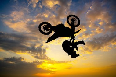 Gün batımında Freestyle Motocross