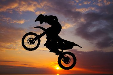 Gün batımında Freestyle Motocross