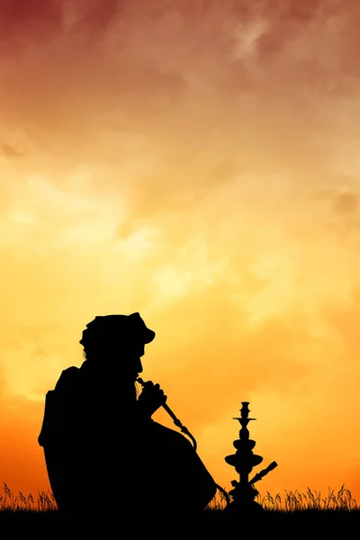 Abbildung Eines Muslimischen Mannes Der Wasserpfeife Raucht — Stockfoto