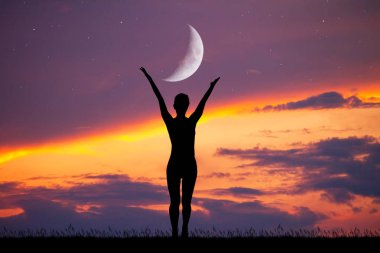 ay ile gün batımında kız siluet