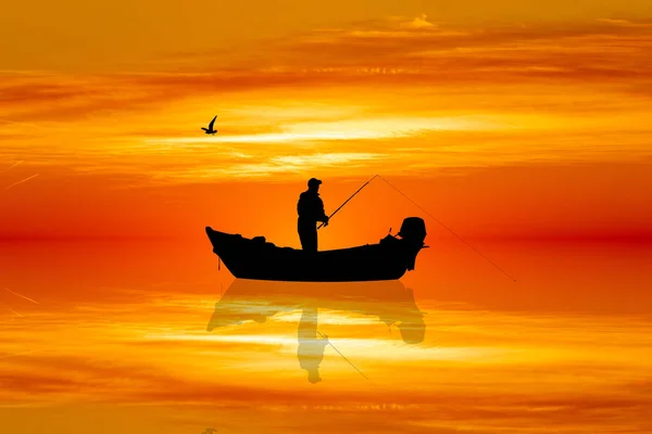 日没時にボートに乗った漁師 — ストック写真