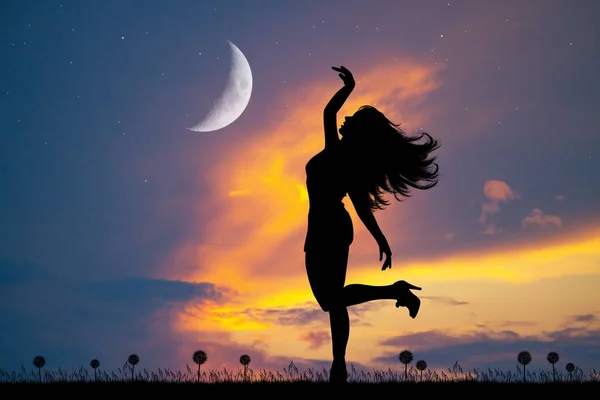 Κοριτσάκι Που Χορεύει Στο Σεληνόφως Και Στα Άστρα — Φωτογραφία Αρχείου