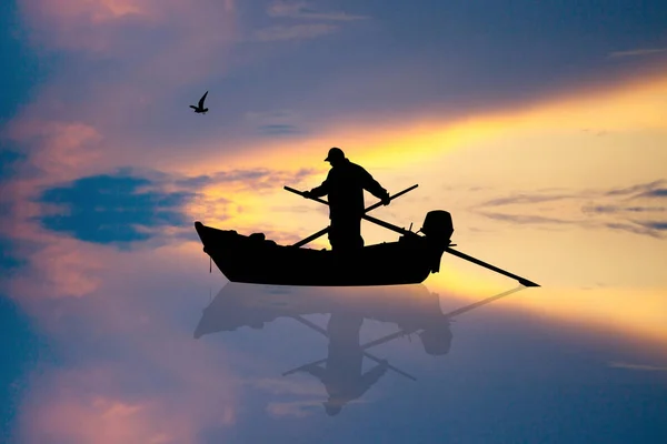 日没時にボートに乗った漁師 — ストック写真