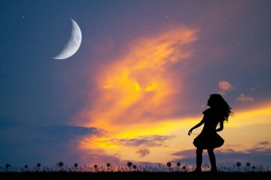 ay görünümlü küçük kız