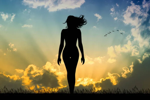 Vrouw Loopt Met Haar Wind Bij Zonsondergang — Stockfoto