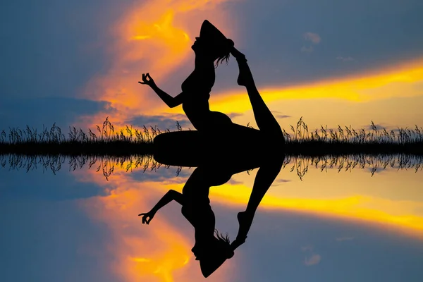 Mädchen Macht Yoga Auf Fluss — Stockfoto