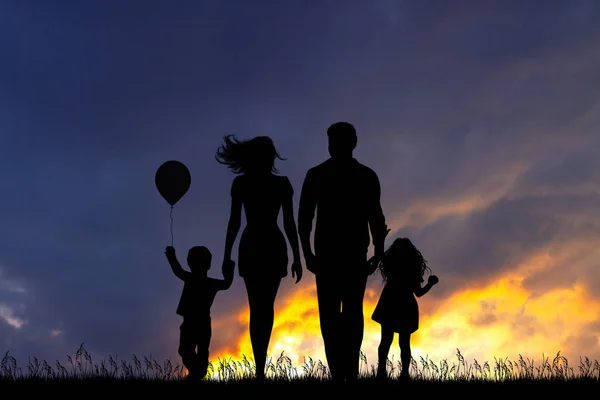 Familie Silhouet Bij Zonsondergang — Stockfoto