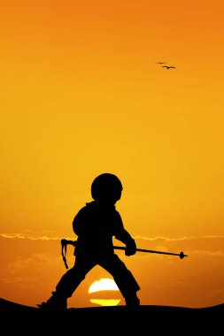 çocuk gün batımında kayak öğrenmek