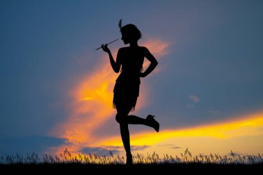 charleston gibi giyinmiş kadın