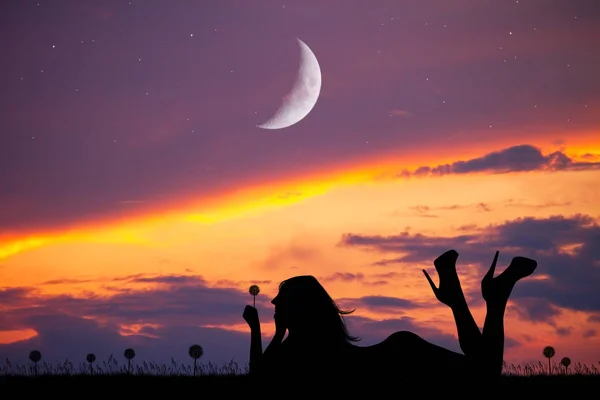 日没時にタンポポを持つ女の子 — ストック写真