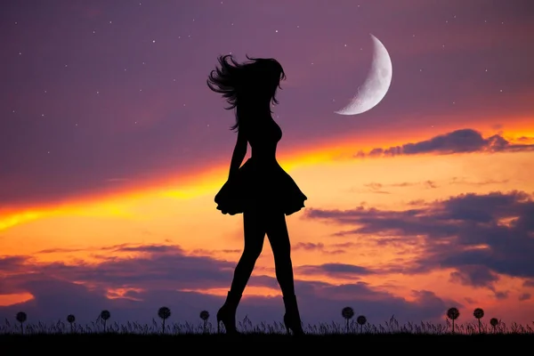 女孩在日落时分与消逝的月亮一起散步 — 图库照片