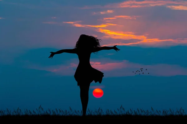 Εικόνα Του Χαρούμενο Κορίτσι Στο Ηλιοβασίλεμα — Φωτογραφία Αρχείου