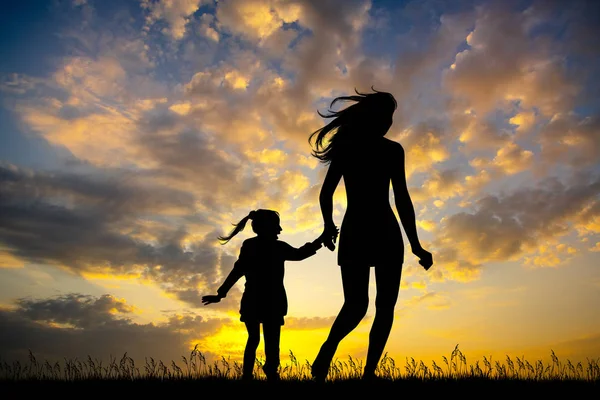 Chica Corre Con Hija Atardecer — Foto de Stock