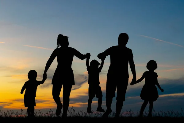 Illustration Der Großen Familiensilhouette Bei Sonnenuntergang — Stockfoto