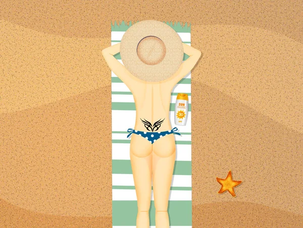 해변에서 일광욕하는 소녀의 꼭대기 — 스톡 사진
