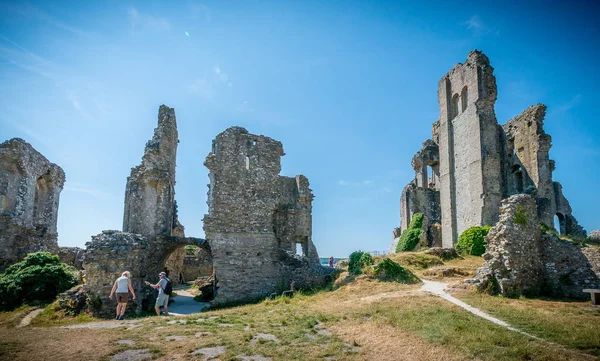 城堡废墟反对蓝色天空和绿色领域 — 图库照片