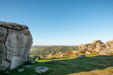 Dartmoor erken sabah ışığında bir granit tor üzerinden üzerinden bir görünüm.