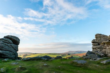 Dartmoor erken sabah ışığında bir granit tor üzerinden üzerinden bir görünüm.
