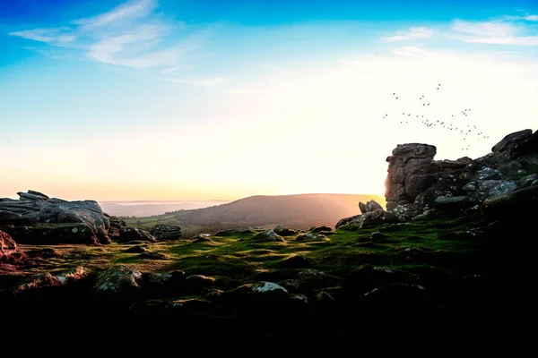 Uma Vista Sobre Dartmoor Tor Granito Início Manhã Luz Com — Fotografia de Stock