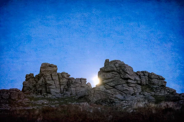Felsvorsprung Hinter Dem Der Mond Aufgeht Mit Einem Strukturierten Effekt — Stockfoto