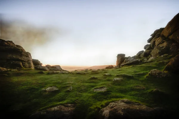 在清晨的灯光下 从花岗岩 Tor 达特穆尔的景色 图库图片