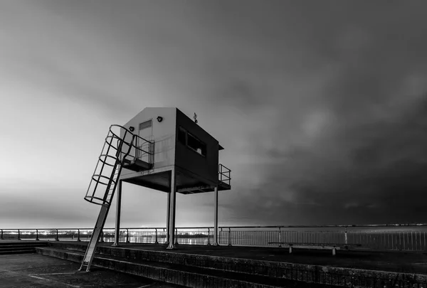 Zwart Wit Beeld Van Een Wachttoren Een Stormachtige Kust Bij — Stockfoto