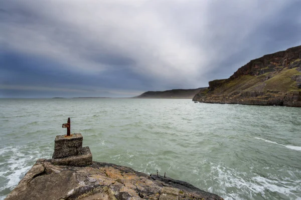 Kust Linje Med Gammal Hamn Markör Mot Stormig Himmel Med — Stockfoto