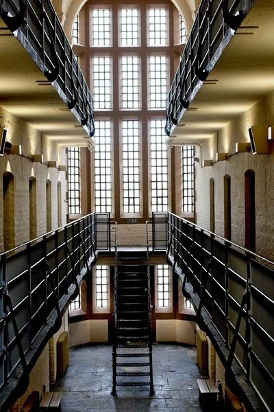 Uvnitř Věznice Velkým Oknem Balkonem — Stock fotografie