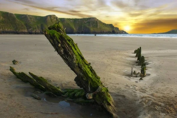 Naufragio Una Spiaggia Alla Luce Dell Alba — Foto Stock