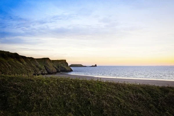 Tramonto Sul Mare Con Scogliere Primo Piano — Foto Stock