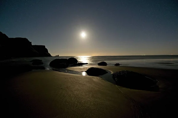 Plage Clair Lune Avec Des Étoiles Dans Ciel Des Rochers — Photo