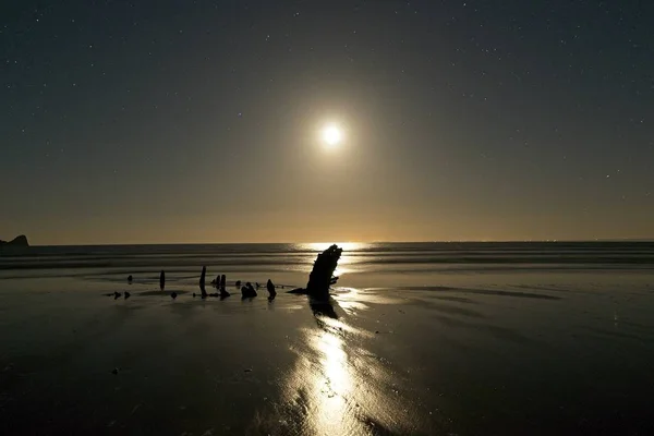Пляж Лунном Свете Старым Кораблекрушением Песке Звездами Небе — стоковое фото
