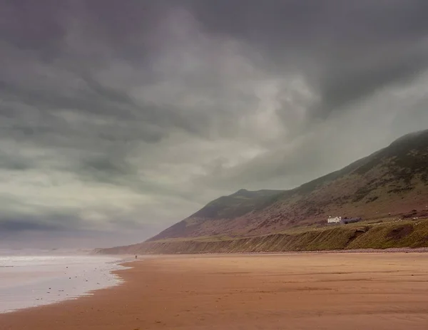 Strand Unter Stürmischem Himmel Mit Einem Weißen Häuschen Auf Dem — Stockfoto