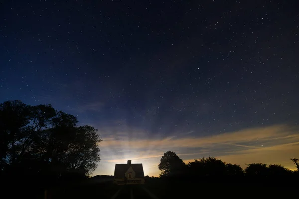 Gammal Stuga Natten Stary Himmel Med Ett Starkt Ljus Bakom — Stockfoto