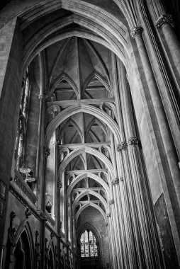 Siyah beyaz kilise kemerleri