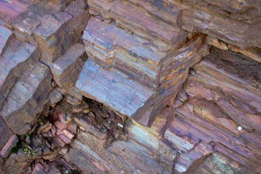 Kırmızı demir cevheri ve mineraller katmanı. Ukrayna cevher yatakları.