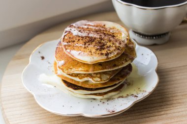 Pirinç unu beyaz tabakta protein krep. Pişirme faydalı.