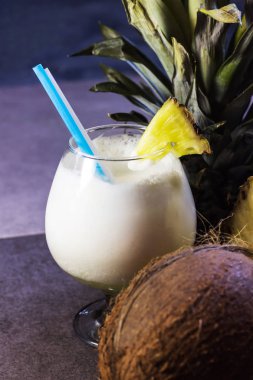 Pina colada, ananas bir dilim ile güzel bir bardak tropikal bir kokteyl.