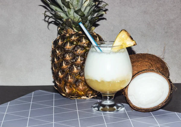 Pina colada, un cóctel tropical en una hermosa copa con una rebanada de piña . — Foto de Stock