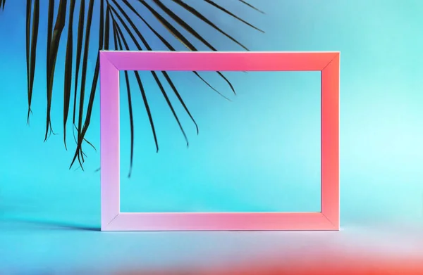 Gekleurd frame op een trendy Neon achtergrond met Palm bladeren. Zomer concept. Ruimte kopiëren. — Stockfoto